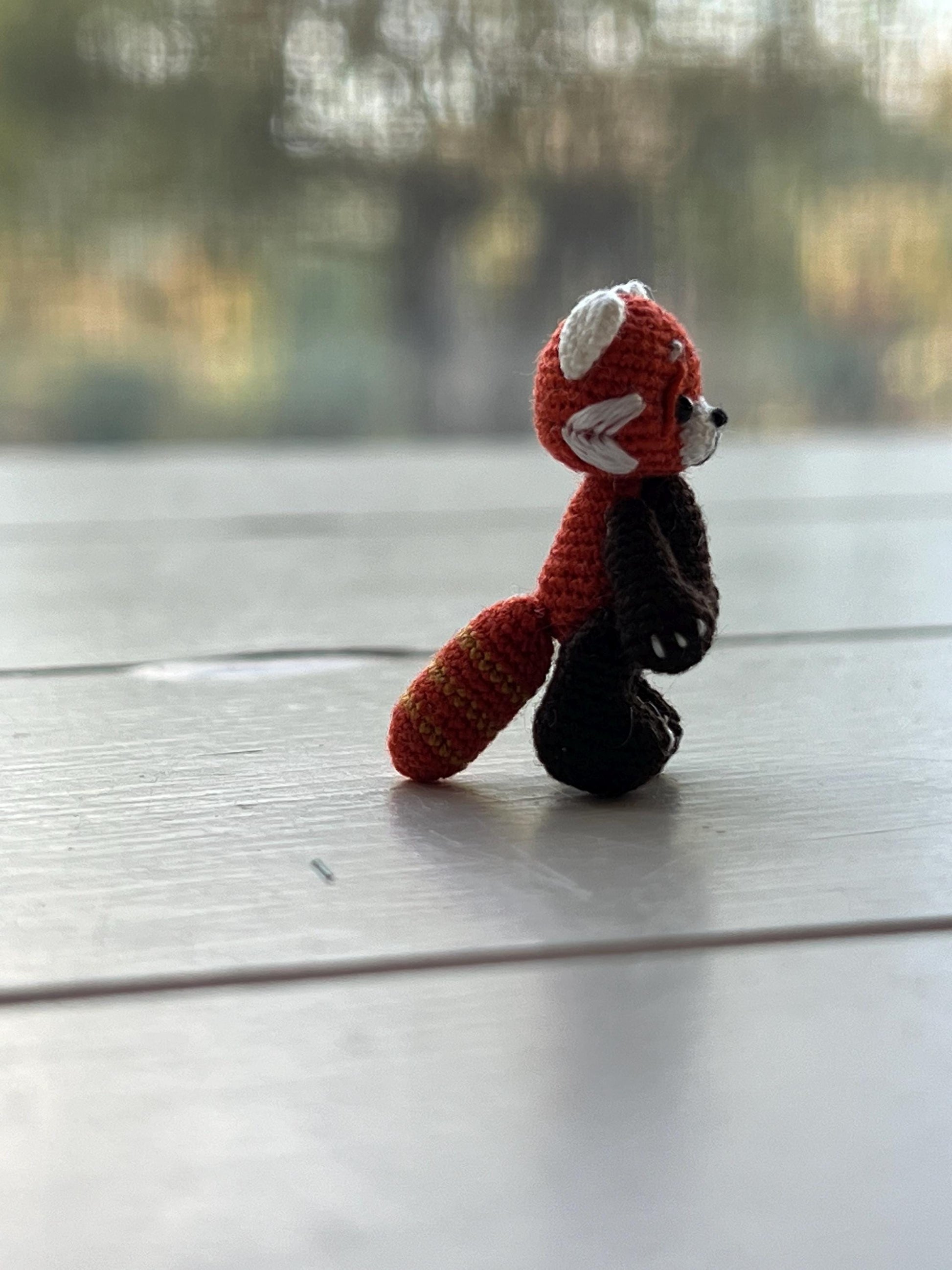  TaleWorld micro animal sculpture in hand