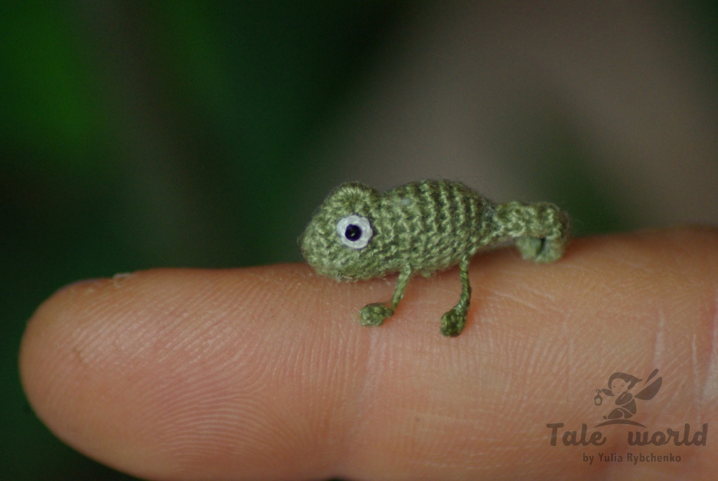 Amigurumi lizard figurine in realistic scale