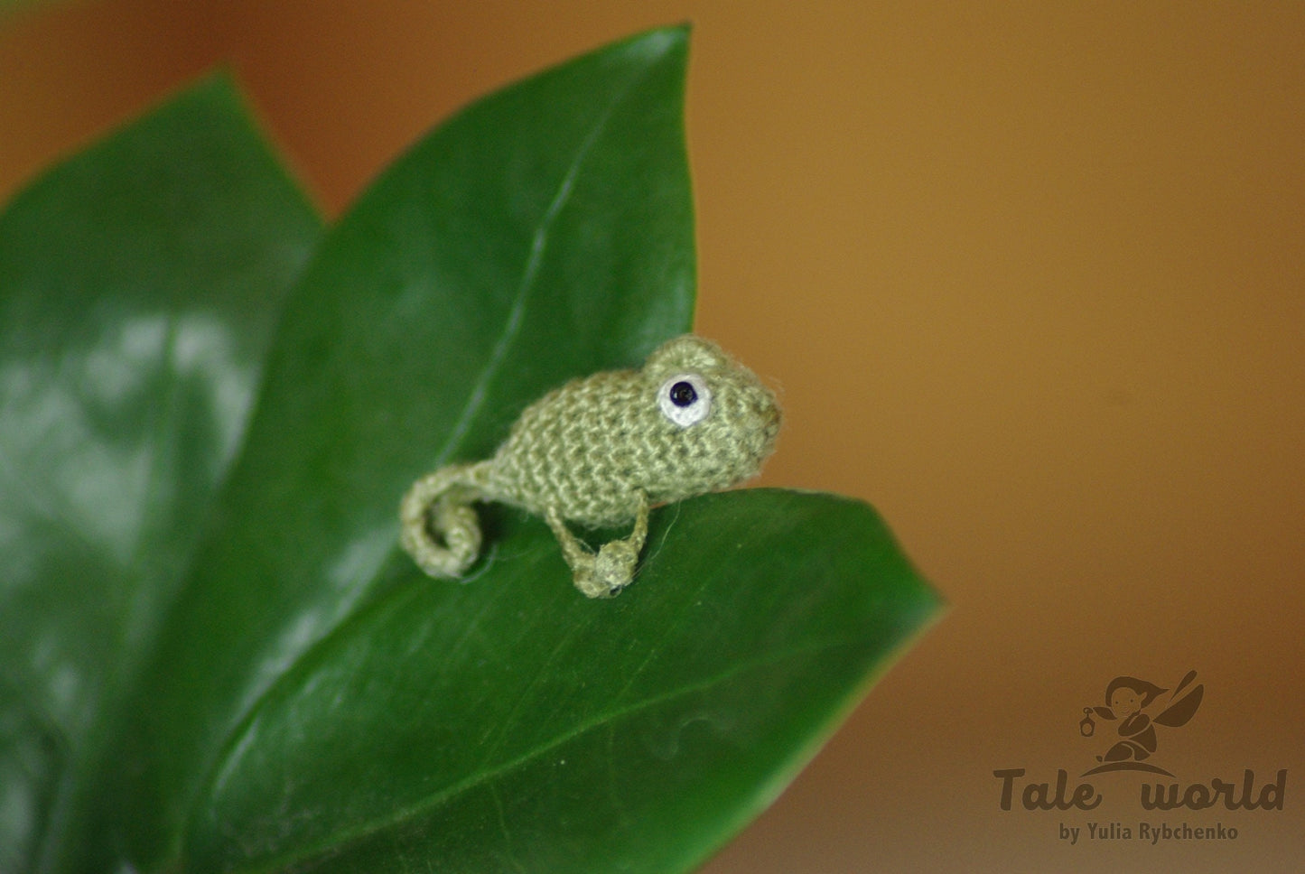 TaleWorld micro reptile sculpture sitting on a finger